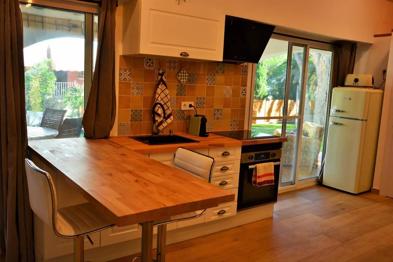 Villa Sitges El Ranch: Beachside Oasis with Pool, Jacuzzi, and Garden Calafell 0*,